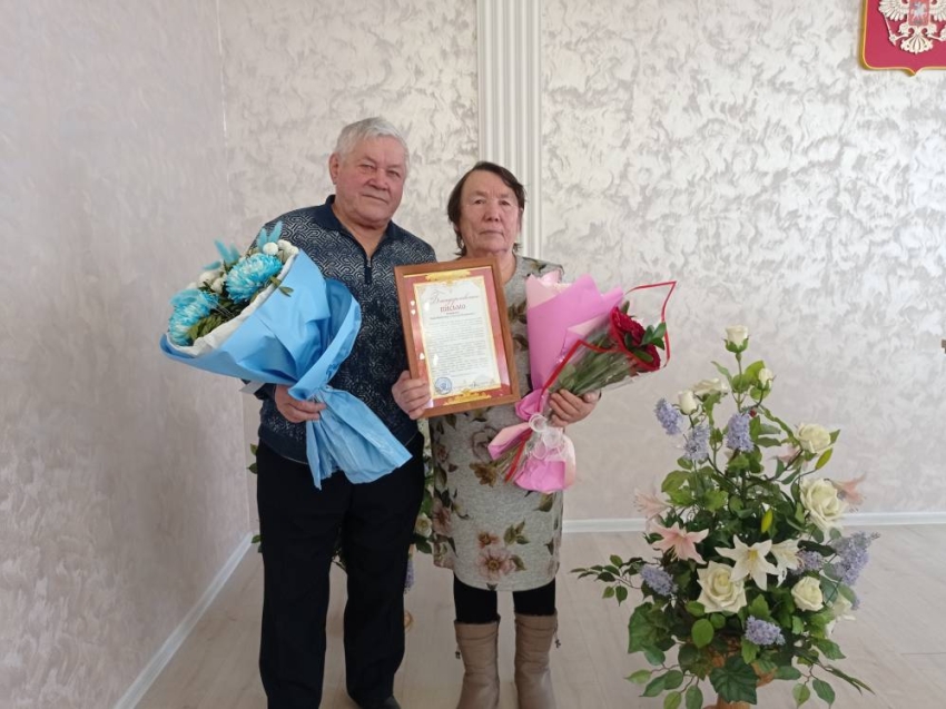 Их свела школьная парта: юбилей брака отметили супруги Калашниковы из Акши